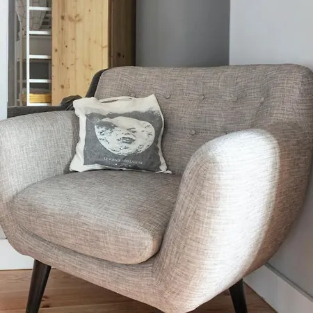 Plum Guide - The Classical Collage Apartment *