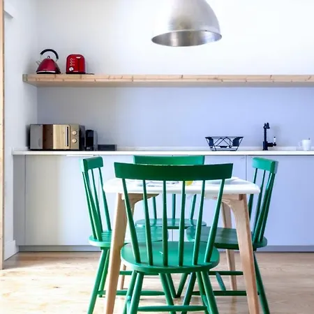 Plum Guide - The Classical Collage Apartman